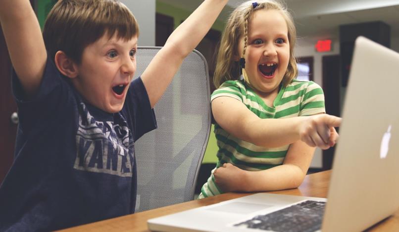 孩子们 赢 成功 视频游戏 播放 玩耍 快乐的 Macbook 有创造力的 计算机
